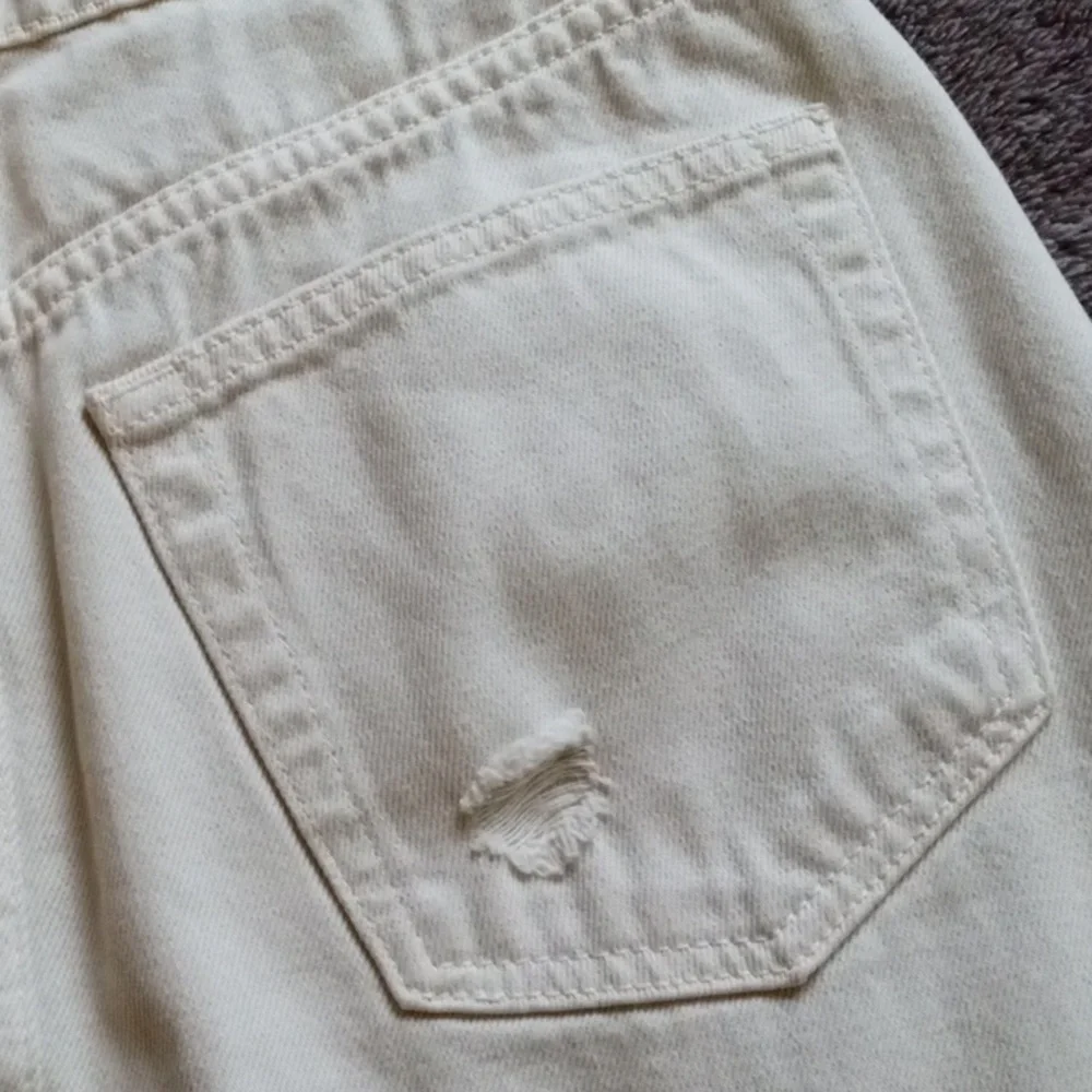 We the Free 27 waist cream colored five pocket distressed miniskirt